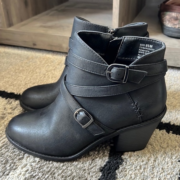 Boots - Picture 2 of 5